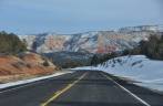 A bela paisagem pintada de vermelho, amarelo e branco, no caminho entre o Zion e o Bryce Canyon National Park, em Utah, nos Estados Unidos